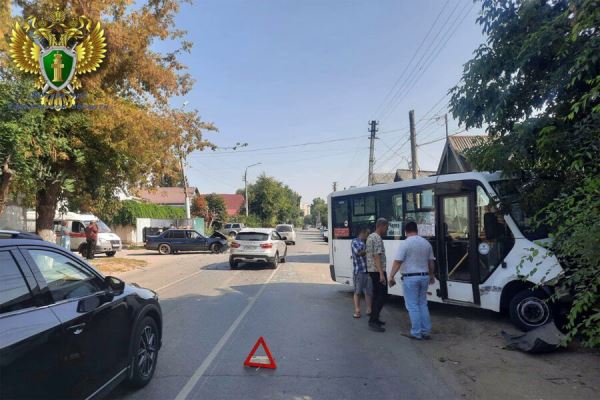 В Энгельсе пять человек пострадали в аварии с маршруткой